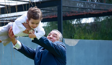  Alejandro Villasana con su nieto Sebastián.