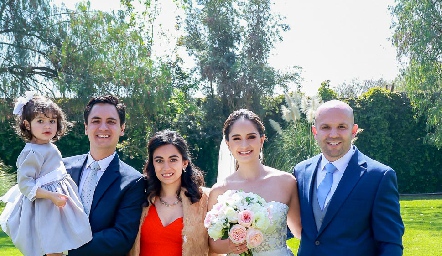  Los novios con la familia Villasana Quesada.