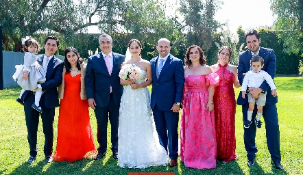  Los novios con la familia Villasana Ávila.