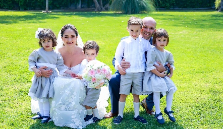  Claudia y Santiago con sus pajes.