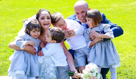  Claudia y Santiago con sus sobrinos.