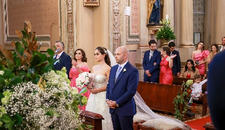  Frente al altar.