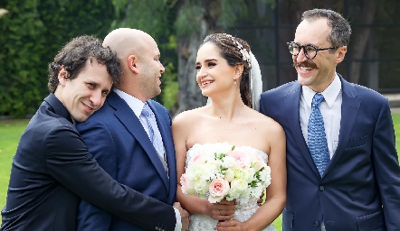  Claudia Villasana con los hermanos Villarreal Llamazares.