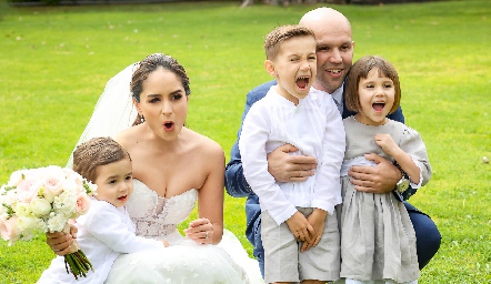  Claudia y Santiago con sus sobrinos.