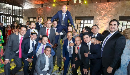  El novio y sus amigos.