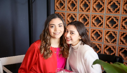  Alejandra Castrillón y María José Martell.