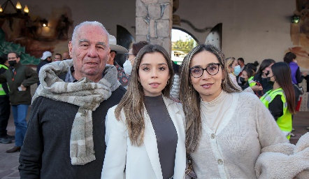  Esvelarmino Álvarez, Natalia Gaviño y Yolanda Álvarez.