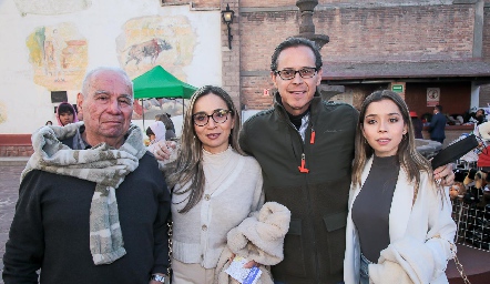  Esvelarmino Álvarez, Yolanda Álvarez, Eduardo y Natalia Gaviño.