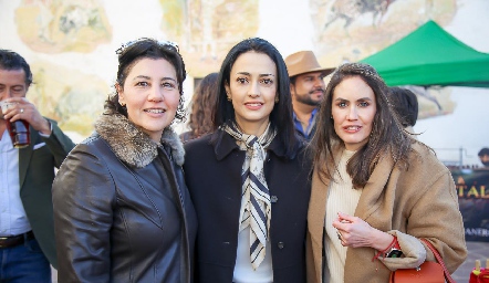  Patricia Aldrete, Cristi Villanueva y Malena Zardain.