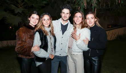  Daniela, Paola y Claudio Meade, Elena y Laura Pelayo.