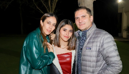  Ana con sus papás Mónica Abud y Felipe Salazar.