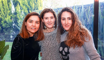  Lorena Torres, Paulina Vivanco y Lorena Ortiz.