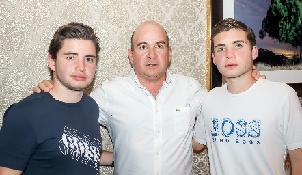  Carlos Heinze con su papá Carlos y su hermano Jürgen Heinze.