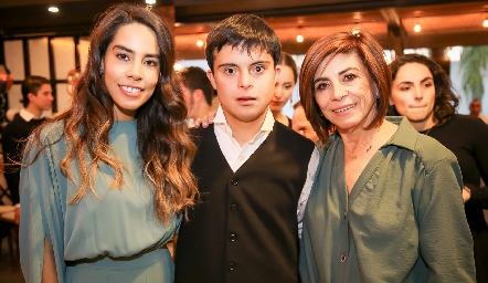  Alejandra Martínez y Diego Martínez con su mamá Adriana Sánchez.