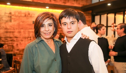  Adriana Sánchez con su hijo Diego Martínez.