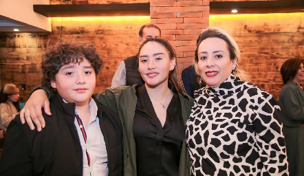  Patricio Guerra, Sofía Guerra y Patricia López.