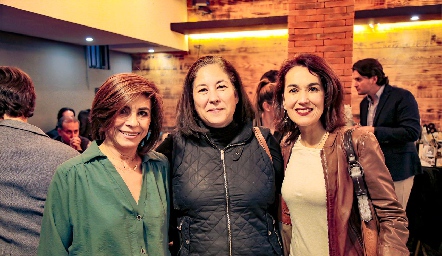  Adriana Sánchez, Verónica González y Marisa González.