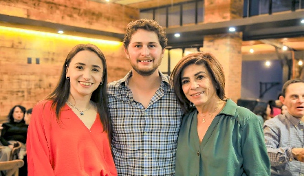  Paty Acuña, Enrique Dávila y Adriana Sánchez.