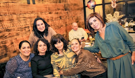  Laura de Bravo, Josefina Correa, Lucía Bravo, Claudia, Ceci y Adriana Sánchez.