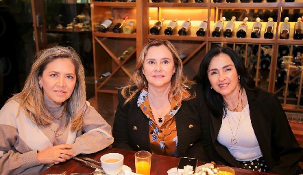  Elizabeth Báez, Elvia Cerda y Claudia Vázquez.