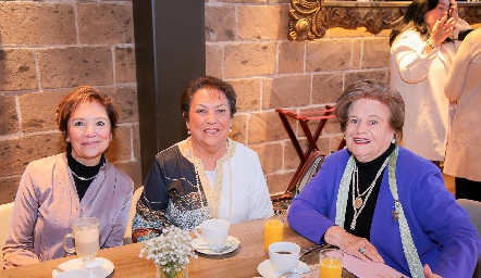  Amelia y Beatriz Ramírez con Marcelle Coulón.