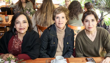  Lucía Betancourt, Yusa Coulon y Pilar de la Rosa.