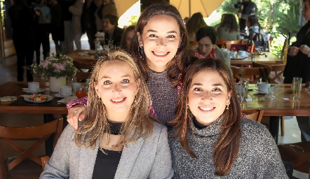  Claudia Dibildox, Andrea Dibildox y Sofía Balbontín.
