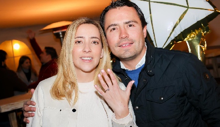  Isabel Albas y Jaime Salinas se comprometieron en matrimonio.