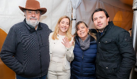  Alejandro Albas, Isabel Albas, Consuelo y Jaime Salas.