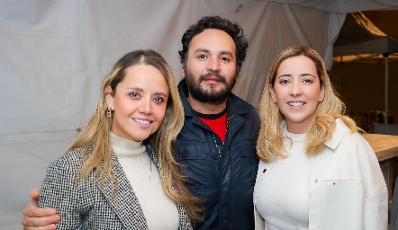  Lidia Stevens, Diego Mendoza e Isabel Albas.