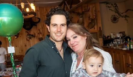  Carlos Del Valle con su mamá Begoña Ruiz y su hijo Iker.