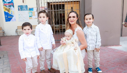  Diego con su mamá y sus primos.