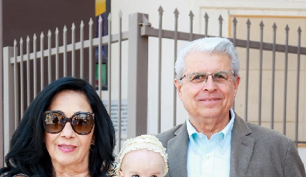  Diana y Luis del Castillo con su nieto Diego.