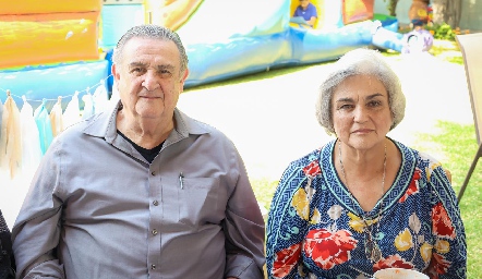 Guillermo Mejía y Cristina Mejía.