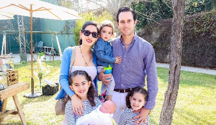  Claudia Díaz de León y Carlos del Valle con sus hijos Iker, Inés y Natalia.