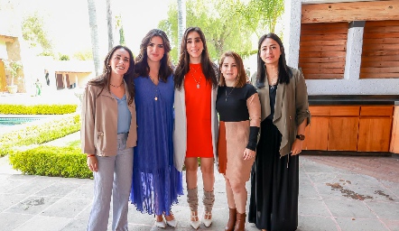  Jessica Gallegos, Nina Galarza, Daniela Lavín, Amaya Goñi y Paola Rodríguez.