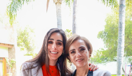  Daniela Lavín con su mamá Patricia Ramos.