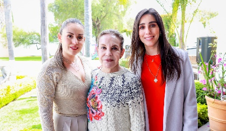  María Claudia Barrera, Clara Luz Portales y Daniela Lavín.