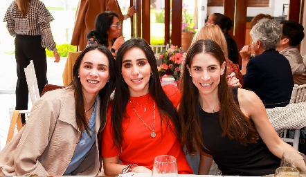 Jessica Gallegos, Daniela Lavín y Valeria Zúñiga.