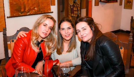 Mónica Torres, Pilar Allende y Karla García.