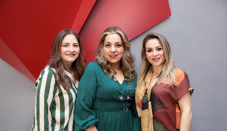  Cari Salazar, Mine Echavarría e Hilda Acosta.