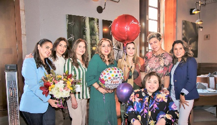  Mine Echavarría con sus amigas.