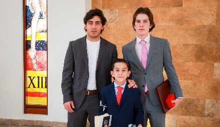  Alonso con sus padrinos Víctor Barrales y Agustín García.