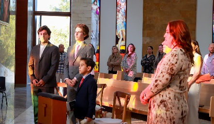  Frente al altar.