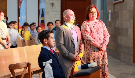  Alonso junto a sus papás.