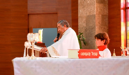  Padre Carlos Medina.