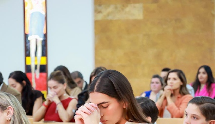  María José en oración.