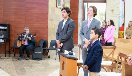  Alonso con sus padrinos.