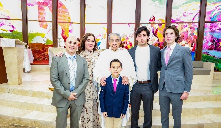  Alonso con sus papás, padre y padrinos.