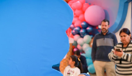  Emilia rompiendo su piñata.